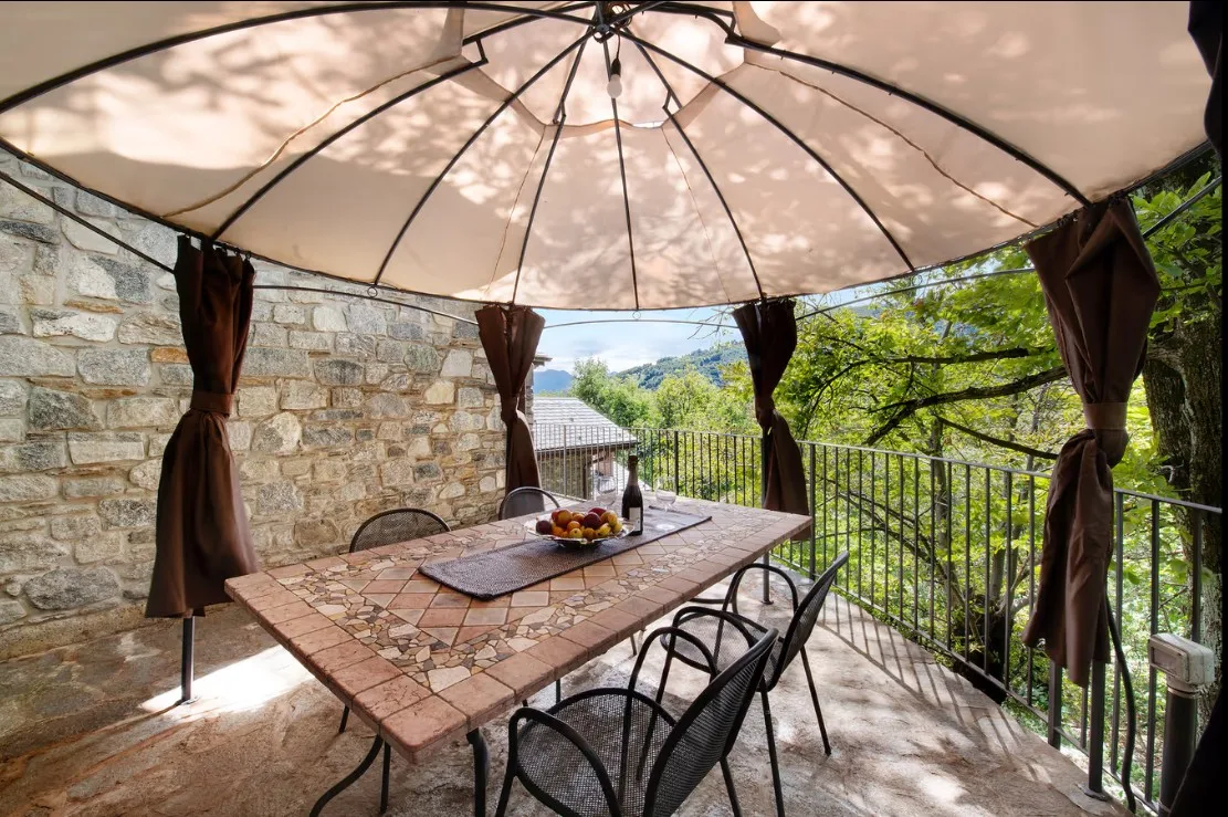 Gazebo esterno del monolocale B3
