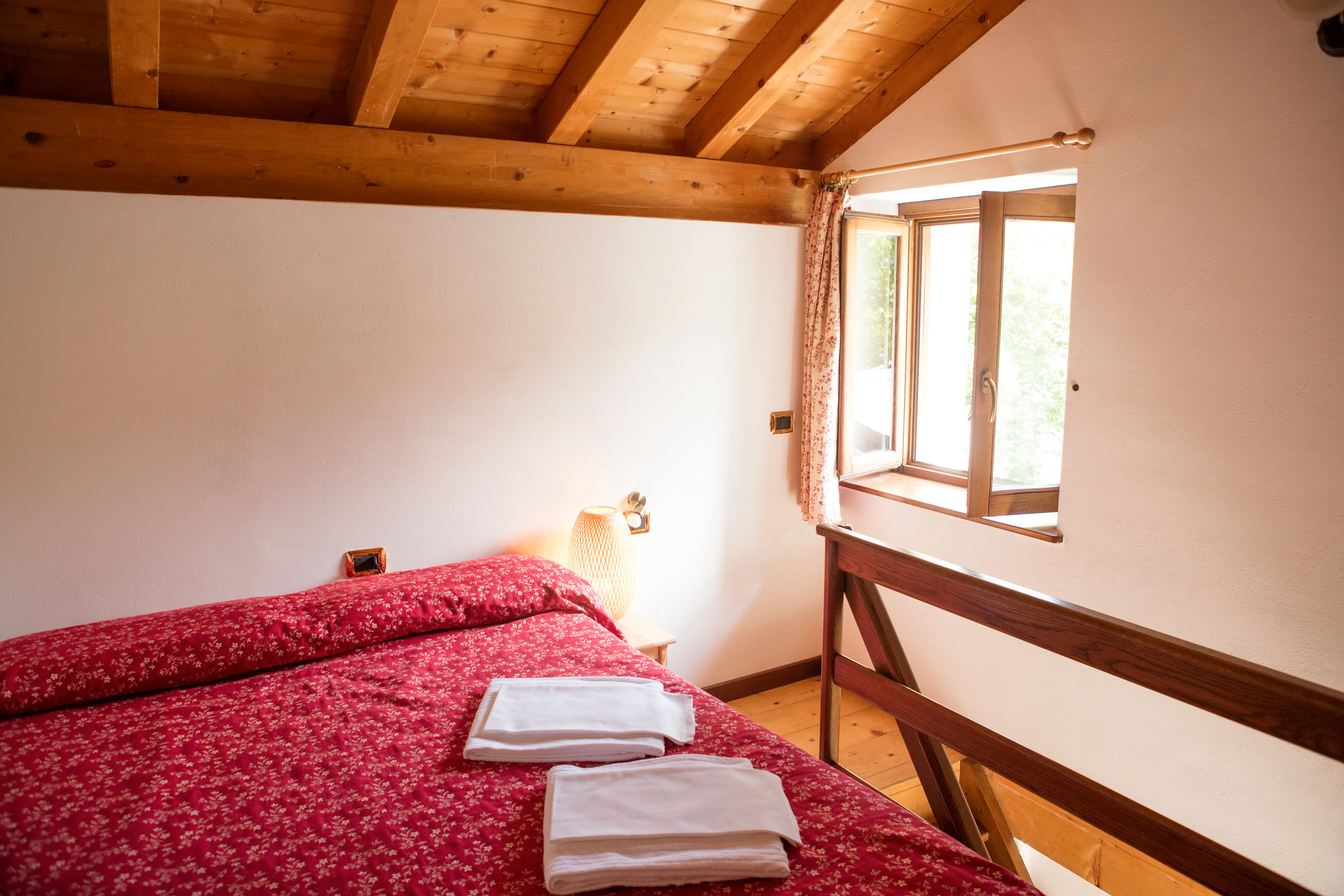 Dettaglio della camera da letto al piano superiore dell'appartamento B5