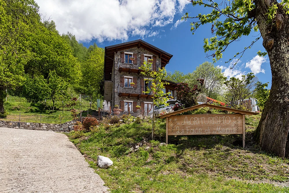 Vista esterna dell'agriturismo immerso nel verde