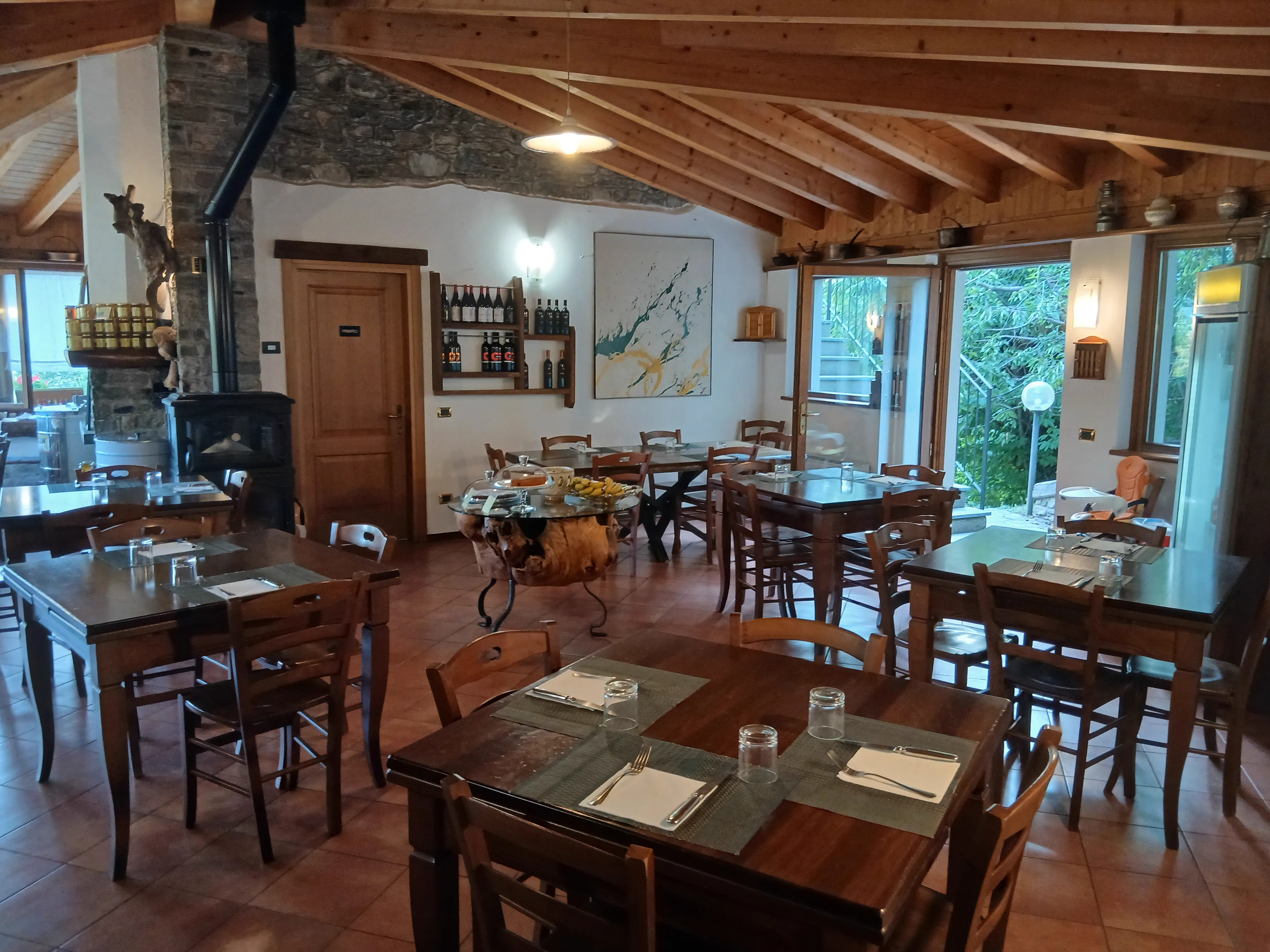 Sala interna del ristorante con tavoli apparecchiati