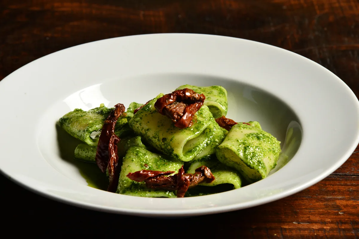 Piatto pasta con pesto del ristorante