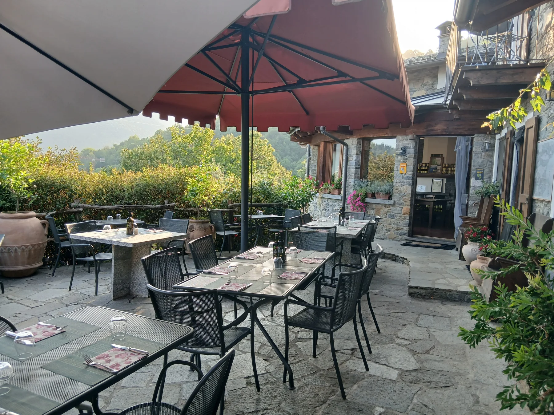 Terrazza esterna con vista e tavoli all'aperto